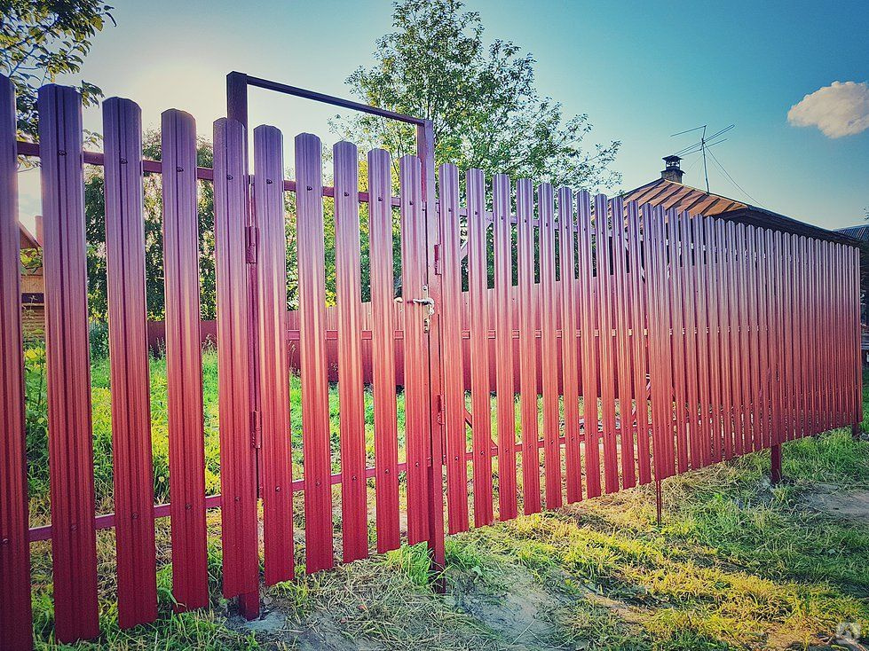 Строительство заборов в московской области. Забор с евроштакетника. Забор из штакетника. Забор из металлического штакетника. Красивый забор из штакетника.