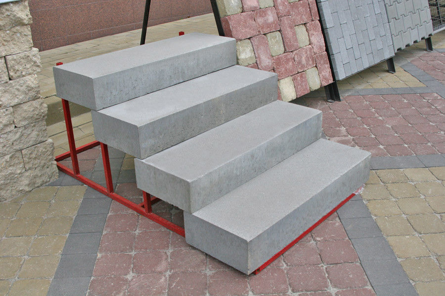 Двухцветная лестница на бетонном основании